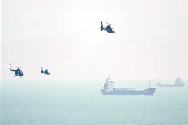 مروحيات عسكرية صينية تحلق فوق جزيرة بيتجان الصينية  «صورة من أ ف ب»