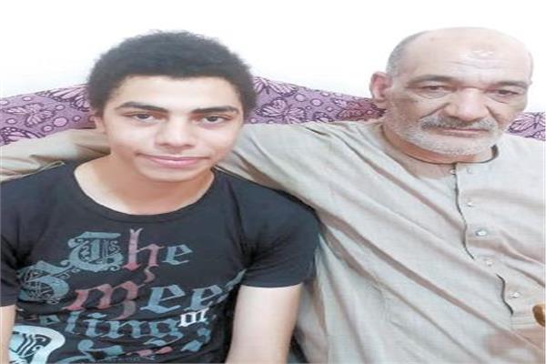 الطالب محمود نعمان مع والده
