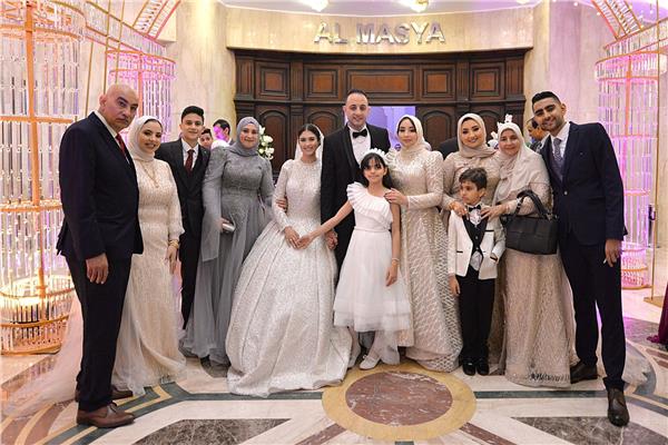 الزميل محمد زهير برفقة عروسته وأقاربه