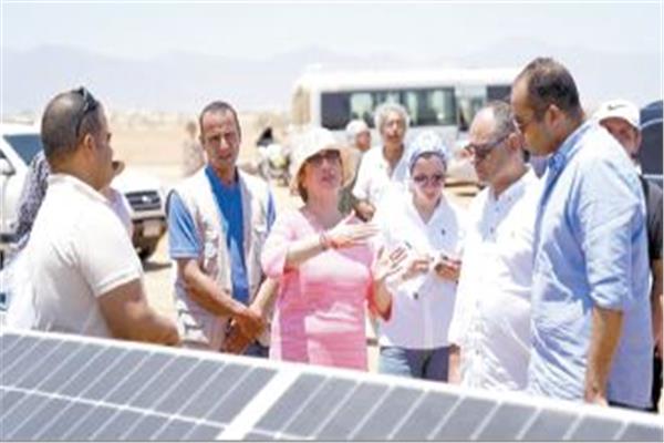 د. ياسمين فؤاد خلال تفقدها احد مشروعات الطاقة الشمسية بجنوب سيناء