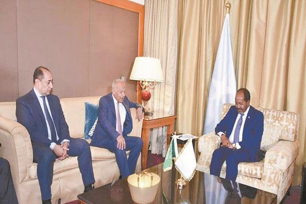 الرئيس الصومالى أثناء استقباله للأمين العام للجامعةالعربية أحمد أبوالغيط بحضور السفير حسام زكى