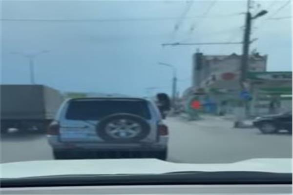 فتاة تسقط من نافذة سيارة أثناء تصوير مقطع فيديو