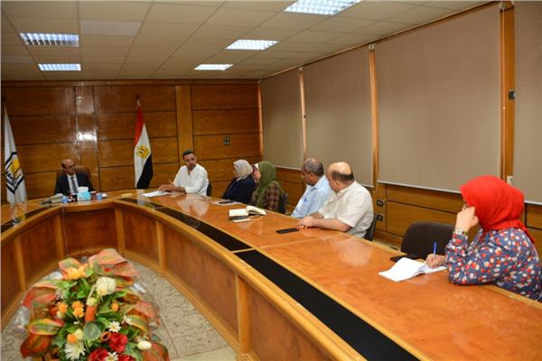 جامعة أسيوط تعقد اجتماعًا موسعًا لتكثيف الإجراءات الهادفة إلى ترشيد استهلاك الكهرباء