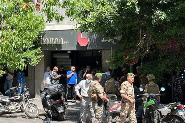 محتجز الرهائن في «بنك فيدرال» اللبناني يسلم نفسه 