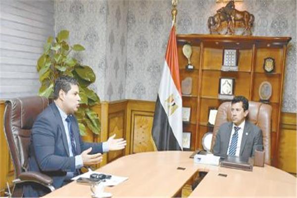 وزير الرياضة خلال اجتماعه مع رئيس اتحاد الجودو