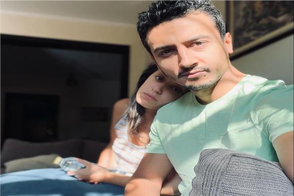 الإعلامي حسام حداد مع زوجته