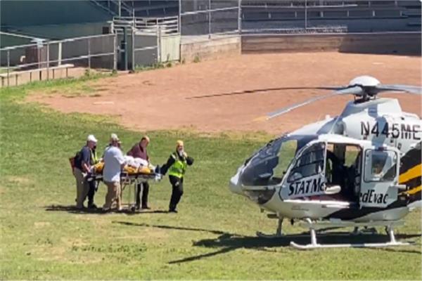 نقل سلمان رشدي إلى المستشفي بطائرة هليكوبتر