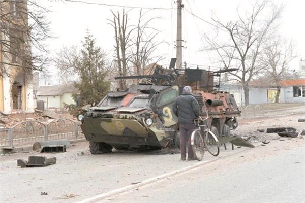 مدرعة أوكرانية مدمرة بمدينة خاركيف 