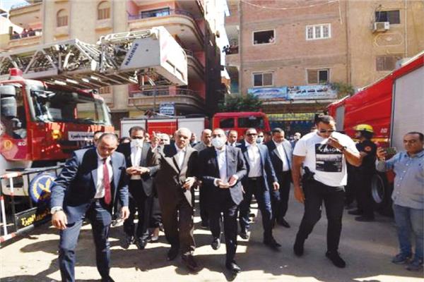 د. مصطفى مدبولى رئيس الوزراء خلال تفقده موقع الحريق