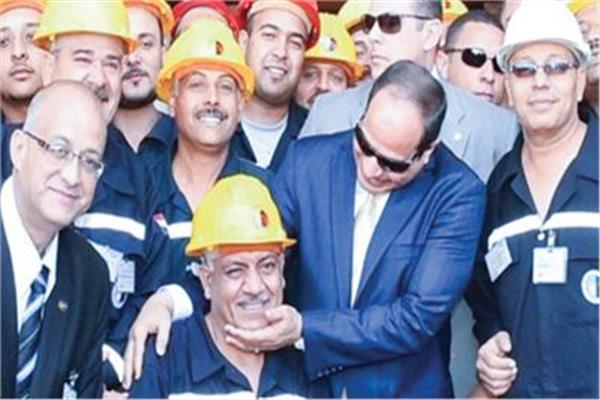 الرئيس السيسي مع عمال مصر