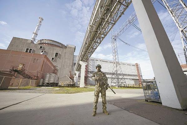 جندى روسى أمام محطة زابوريجيا للطاقة النووية جنوب أوكرانيا    