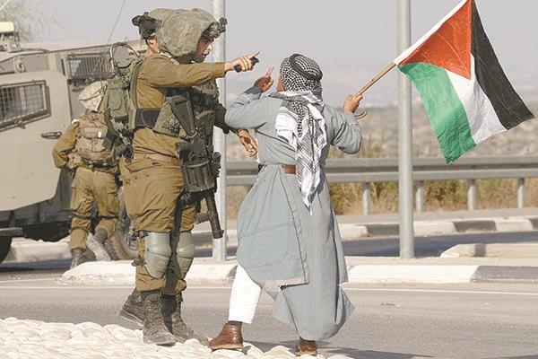 فلسطينى يقاوم أحد جنود الاحتلال بالضفة الغربية      