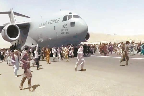  لقطة أرشيفية لاحتشاد أفغان فى مطار كابول أملا فى الإجلاء   