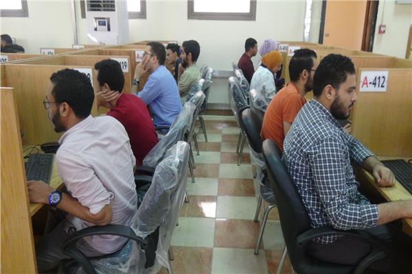 رئيس جامعة المنيا يتفقد اختبارات الميدتيرم الإلكترونية لطلاب الطب