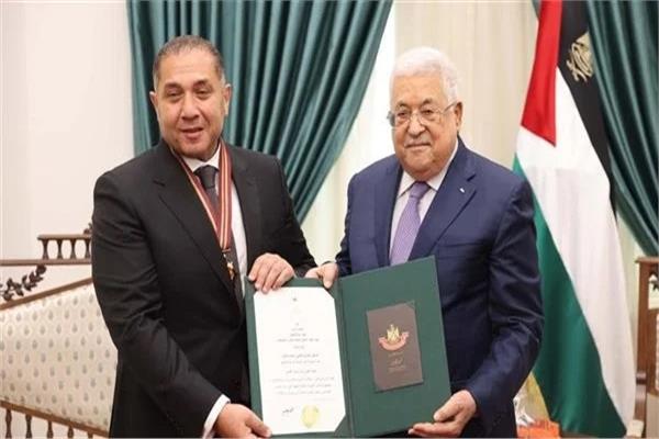 الرئيس الفلسطيني يمنح السفير المصري نجمة القدس