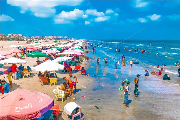 شاطىء بورسعيد يستقبل الٱلأف من الزائرين للاستمتاع بالأجواء الصيفية