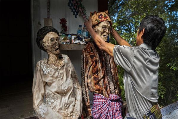 تكريم الموتى بإخراجهم من القبور وإلباسهم الثياب في إندونيسيا