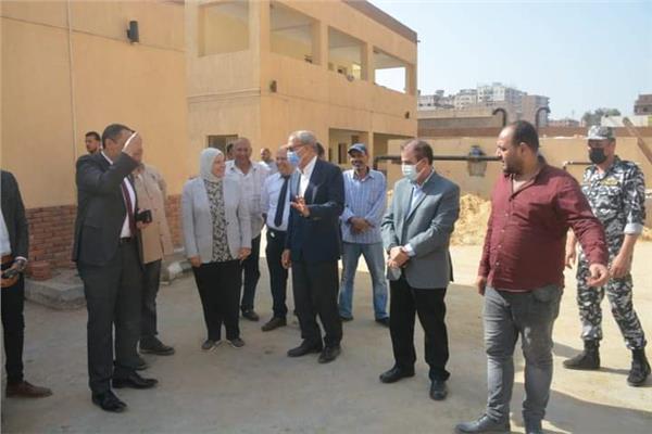 محافظ القليوبية يفتتح ويتفقد ٩ مشروعات خدمية وتنموية بأحياء شرق وغرب شبرا الخيمة 