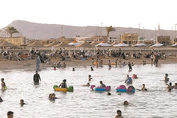 إقبال متوسط بشواطئ جنوب سيناء بسبب ارتفاع الحرارة