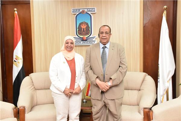رئيس جامعة الأقصر يستقبل مدير مشروع مراكز التطوير