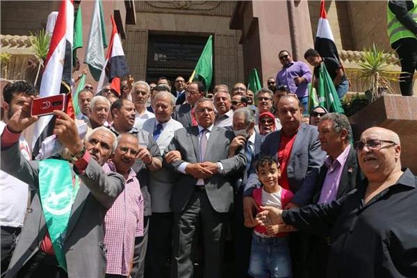 رئيس حزب الوفد والوفد المرافق له بضريح سعد زغلول