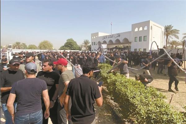 أنصار التيار الصدرى يبدأون اعتصامهم أمام مبنى مجلس القضاء الأعلى فى بغداد  