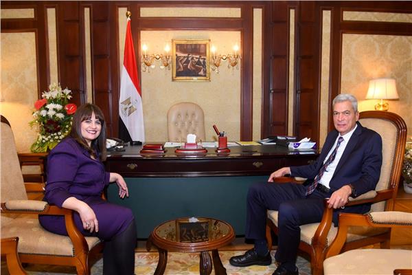  وزيرة الدولة للهجرة خلال لقائها برئيس الهيئة المصرية للشراء الموحد