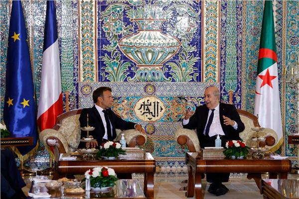 الرئيس الفرنسي إيمانويل ماكرون ونظيره الجزائري عبد المجيد تبون