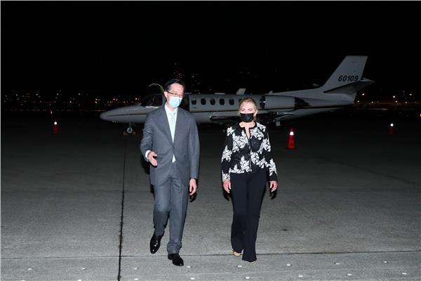 نائبة أمريكية تصل إلى تايوان بطائرة عسكرية 