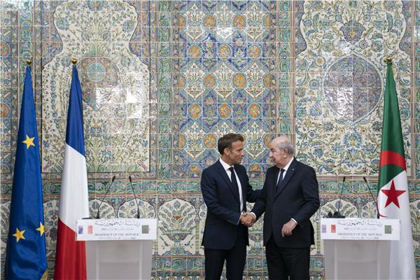الرئيس الجزائري عبد المجدي تبون ونظيره الفرنسي إيمانويل ماكرون
