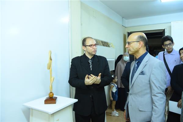 رئيس جامعة أسيوط يفتتح معرض فنى بعنوان " الرصانة و الإنسيابية " بكلية التربية النوعية