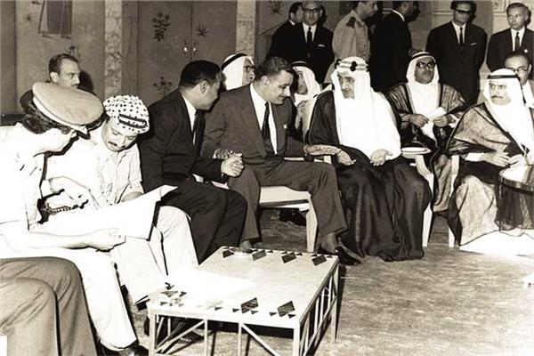 صورة تذكراية تجمع قادة العرب على هامش "قمة اللاءات الثلاث" التاريخية 