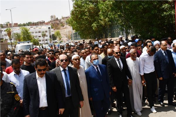 محافظ أسوان يتقدم الجنازة العسكرية لتوديع الشهيد البطل النقيب مصطفى علام 