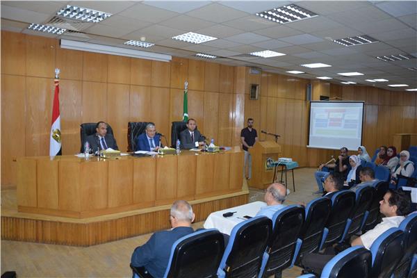 محافظ المنيا يعقد اجتماع لجنة التنمية الاقتصادية المحلية لتعزيز الفرص الاستثمارية