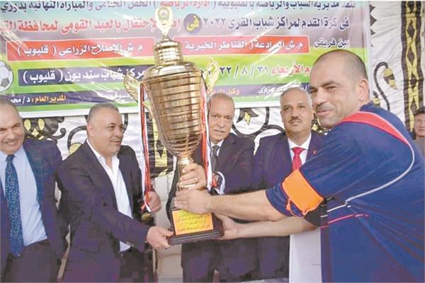 طارق عبدالفتاح مدرب الفريق يتسلم كأس المحافظ من اللواء عبدالحميد الهجان