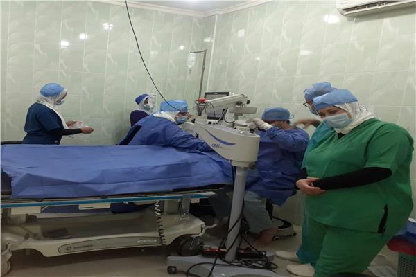 خلال إجراء العلمليات الجراحية بمستشفى رمد دمنهور