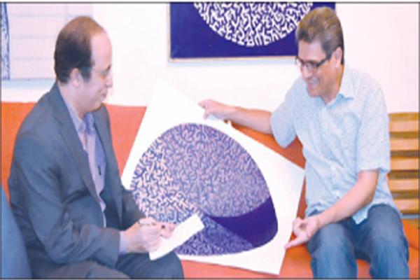 د. أحمد صقر أثناء الحوار مع د. طارق عبد العزيز