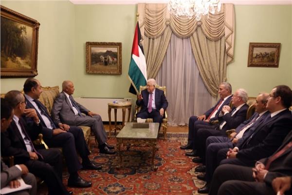 الرئيس الفلسطيني محمود عباس خلال لقائه مع الأمين العام لجامعة الدول العربية أحمد أبو الغيط