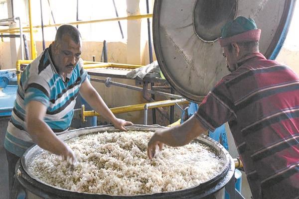 تصنيع عجينة الياسمين والزيوت العطرية فى أحد مصانع القرية