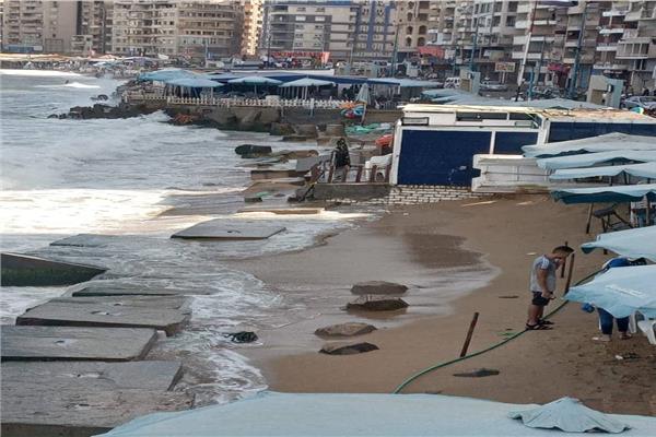  إعلان الطوارئ ورفع الرايات الحمراء بشواطئ الإسكندرية