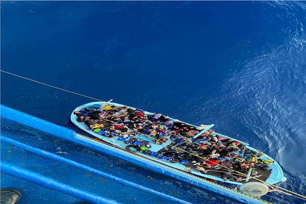 إنقاذ 60 فردا على متن قارب هجرة غير شرعية 