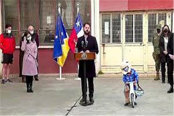 طفل يقاطع خطاب الرئيس التشيلي بدراجته 