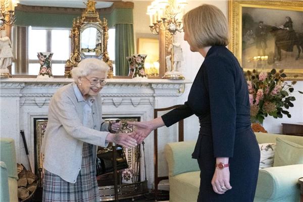 الملكة إليزابيث الثانية ورئسة الوزراء البريطانية ليز تراس