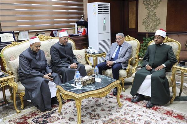 محافظ المنيا يستقبل وفد قافلة "الدعوة" بمركز البحوث الإسلامية