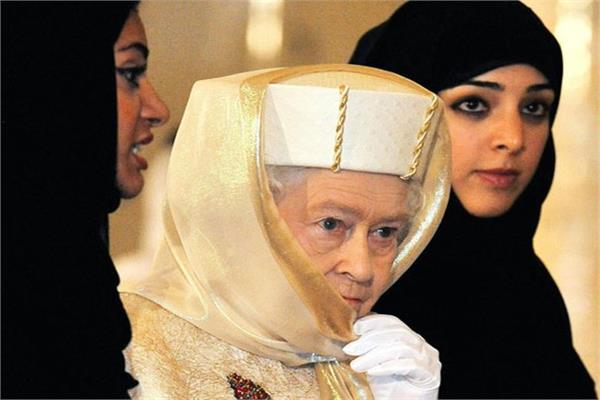 الملكة اليزابيث التزمت بارتداء الحجاب خلال زيارة لأحد مساجد الإمارات
