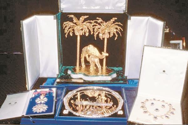 هدايا ذهبية من الشيخ راشد بن سعيد آل مكتوم للملكة «صورة من أ ف ب»