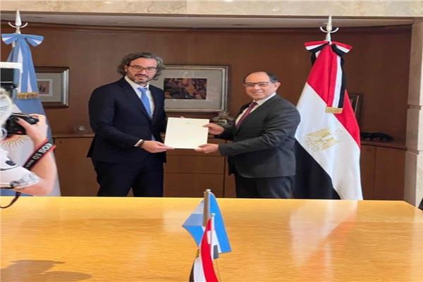 السفير المصري خلال تسليم وزير الخارجية الأرجنتيني دعوة حضور مؤتمر المناخ
