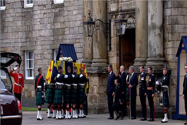 وصول نعش الملكة اليزابيث إلى قلعة هوليرود في العاصمة الاسكتلندية إدنبرة