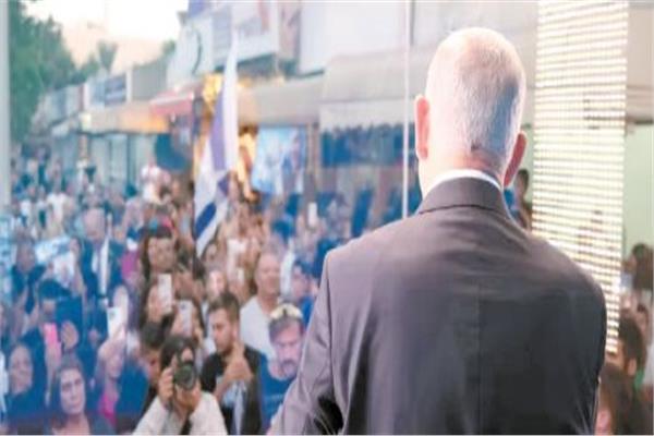 نتانياهو يُخاطب الناخبين من داخل كابينة زجاجية