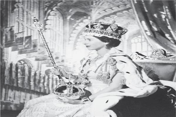 الملكة إليزابيث على كرسى العرش عقب التتويج